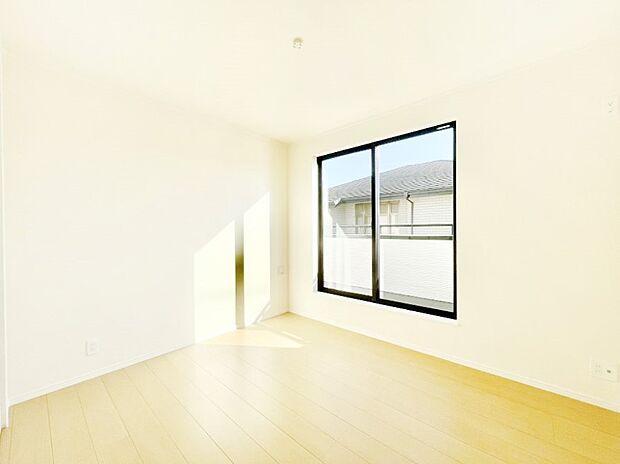 バルコニーが明るさと開放感を演出！朝スッキリと目覚められそうですね！