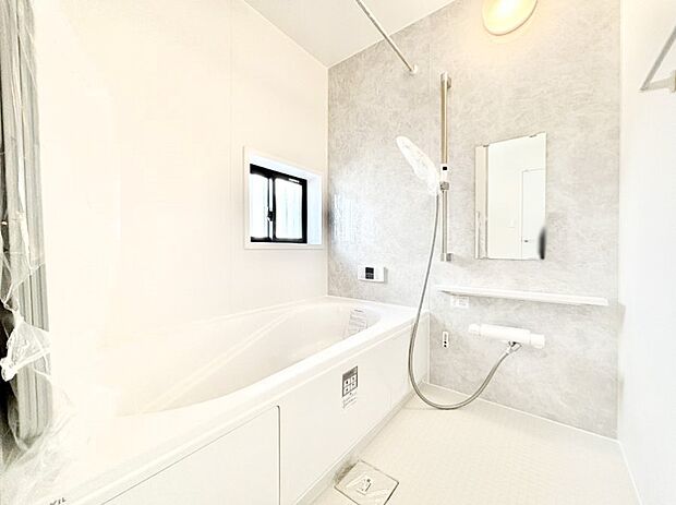 一日の疲れを癒してくれる明るく清潔感のあるバスルーム