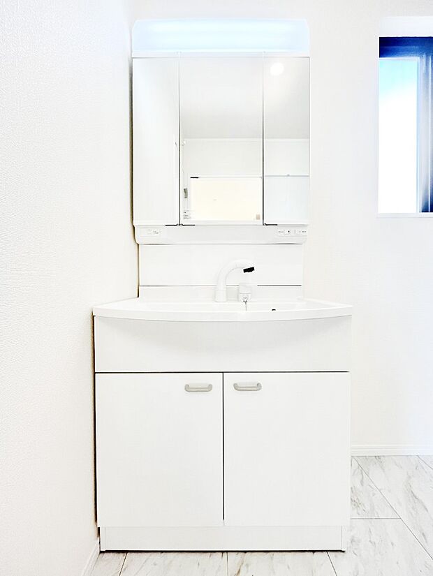 三面鏡キャビネット・シャワー付き洗面化粧台で忙しい朝の身支度もスムーズに!