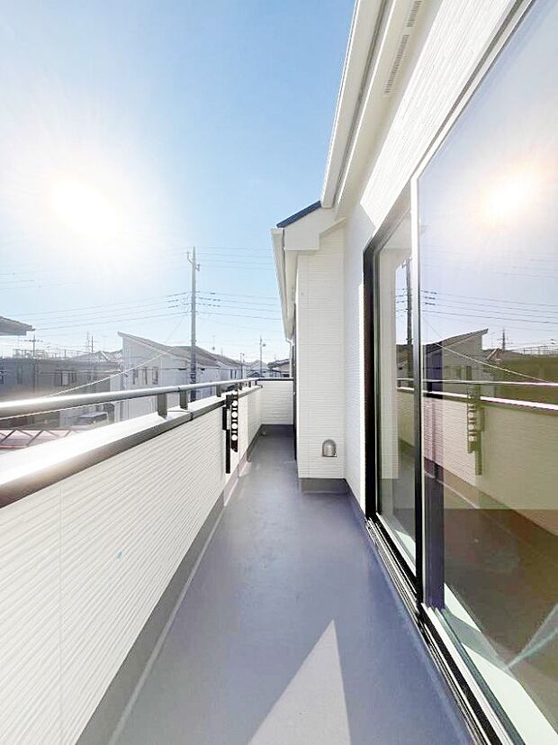 暖かな陽光が降り注ぐバルコニーはお洗濯におすすめ。爽やかな風も心地よいです。 