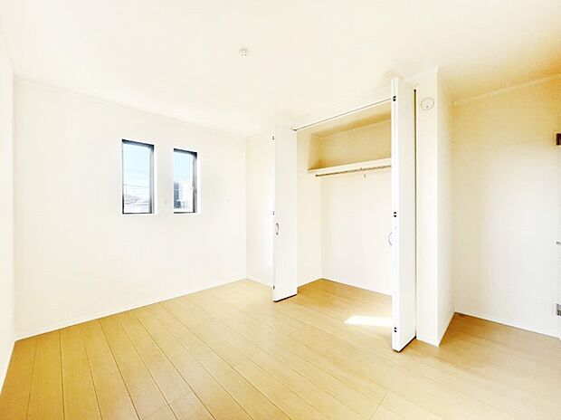 クローゼット付きのお部屋でスッキリとした空間でゆったり寛げます