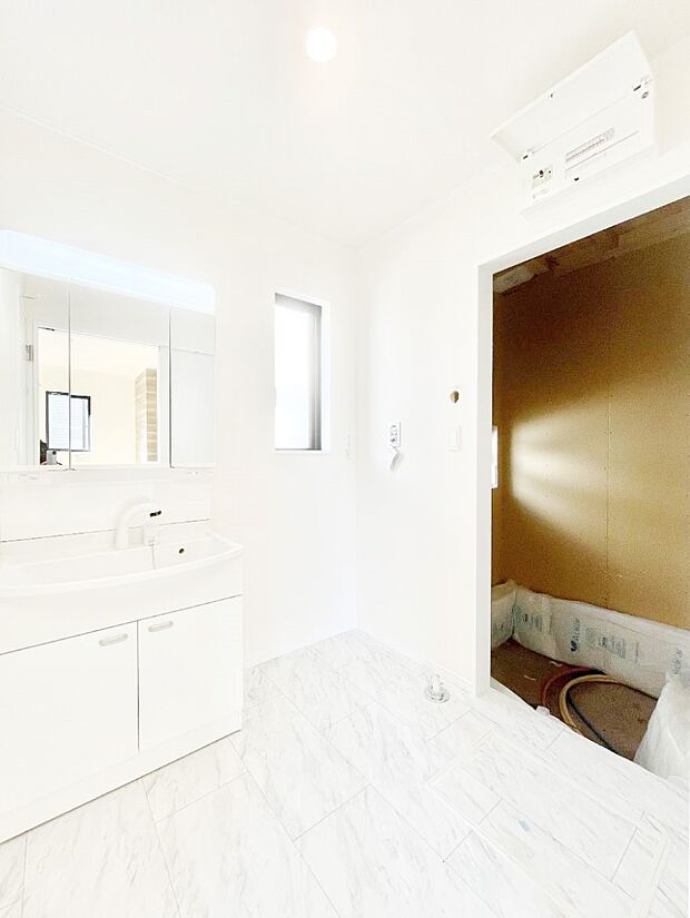 柔らかな朝の光を感じられる窓がついた洗面室