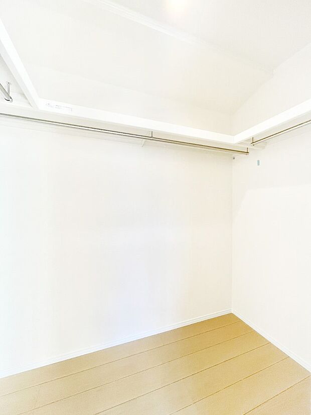 衣類をハンガーに掛けたまま収納できるWIC。衣類の整理整頓がしやすくて便利です！