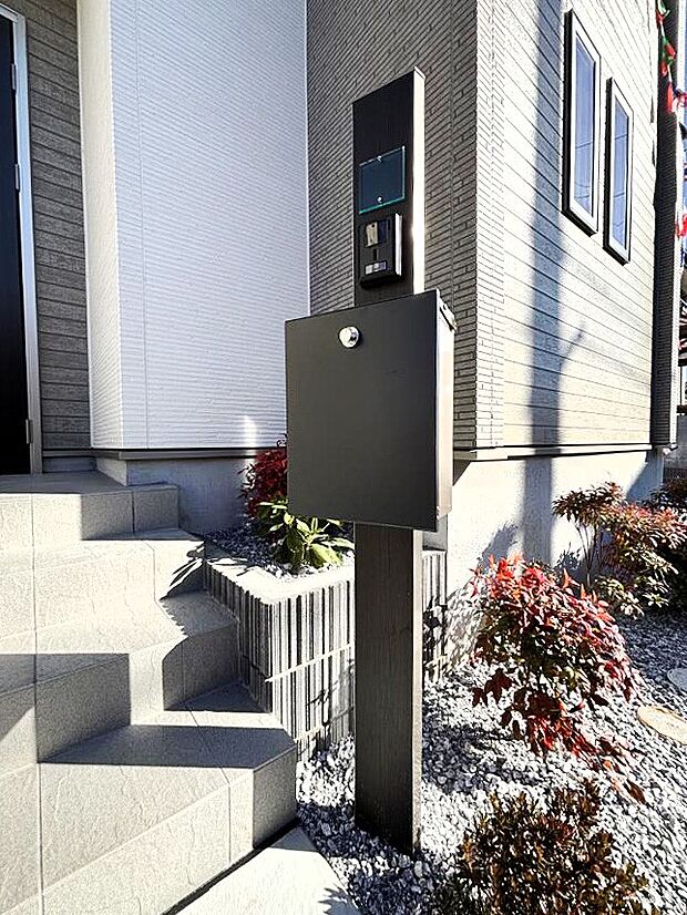 表札・インターホン・ポストをひとつに集約。エントランスになじむシンプルデザイン。