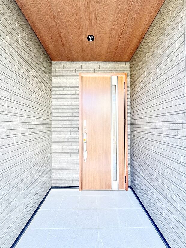 玄関前は雨が降っても濡れにくい屋根付き