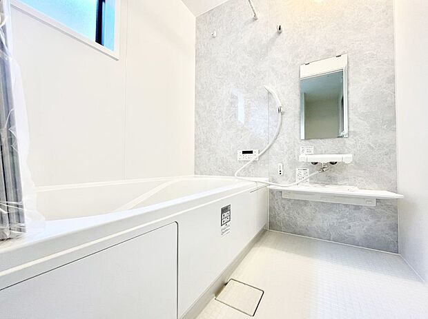 一日の疲れを癒してくれる明るい清潔感のあるバスルーム