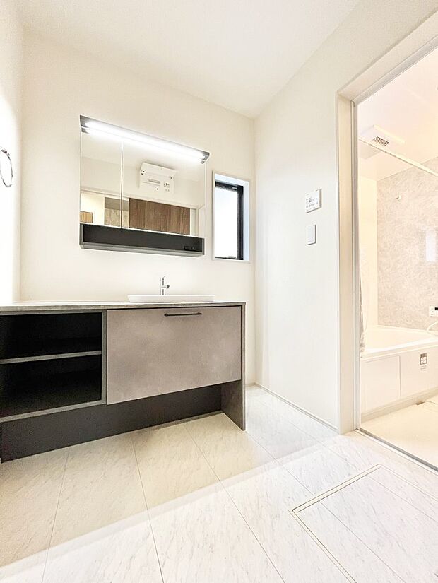 清潔感ある洗面化粧室で朝の身支度も快適