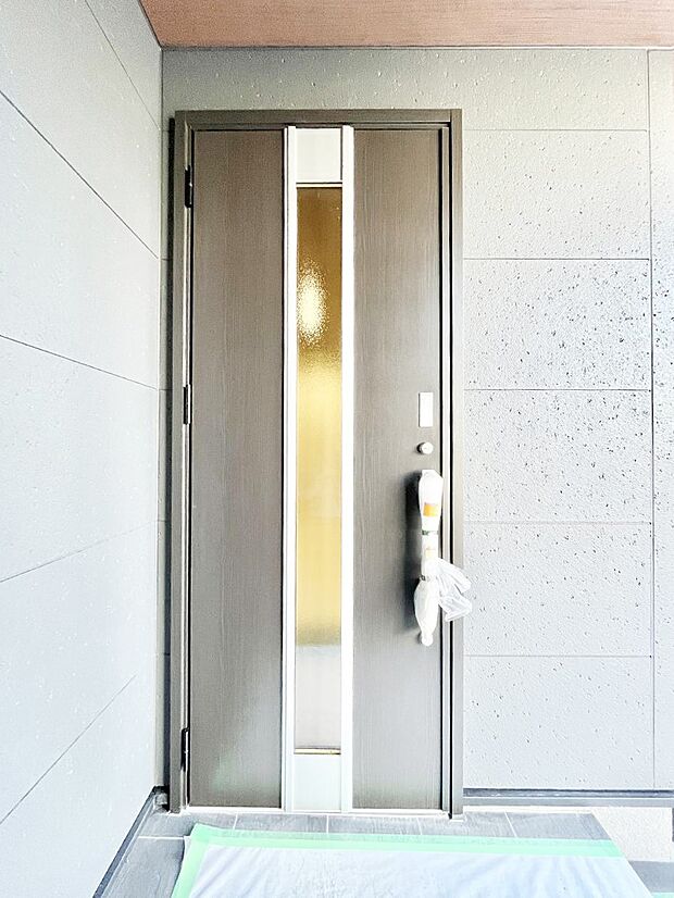 玄関前は雨が降っても濡れにくい屋根付き