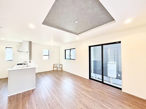 大きな窓からたっぷりの陽光と風を感じられるリビング