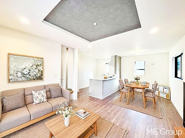 落ち着いた雰囲気のLDKは家族みんなの快適空間※家具はCGです