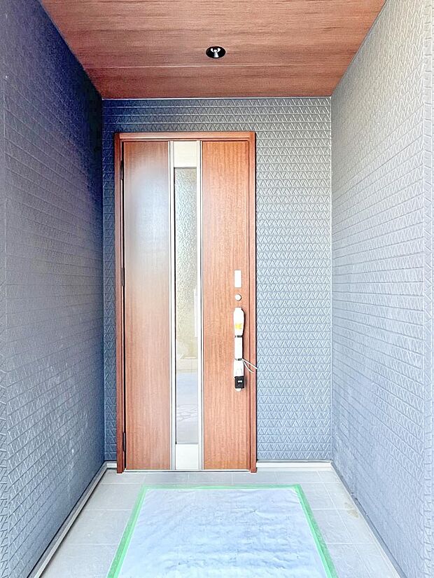 大切な家族、来客を出迎える玄関。