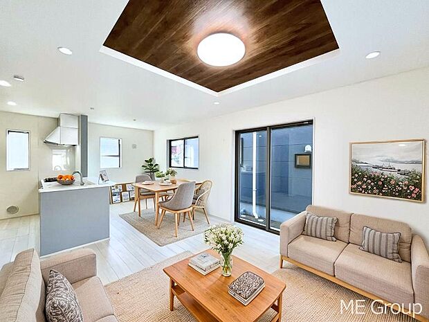 ご家族の賑やかな話し声で包まれる明るいリビング ※家具はCGです