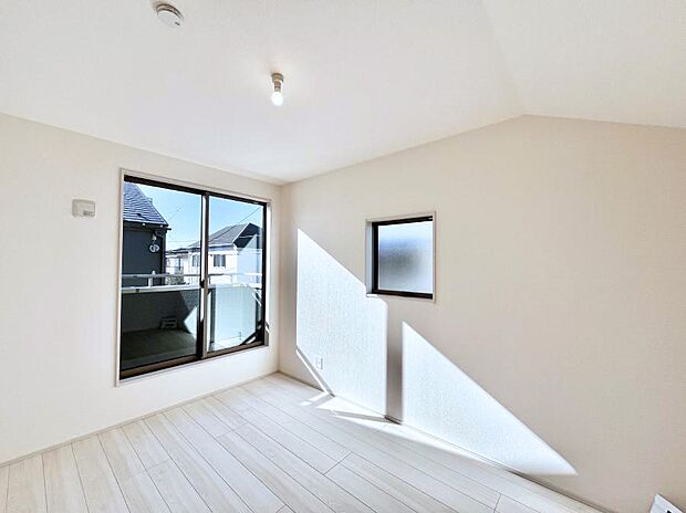 明るいバルコニーサイドに洋室を設置。目覚めの良い寝室に。 