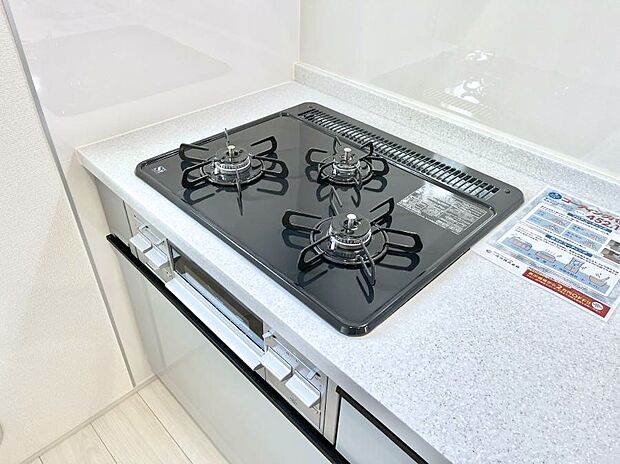 ガスコンロはSiセンサー搭載。火力調節や焦げ付き・消し忘れも防いでくれます。