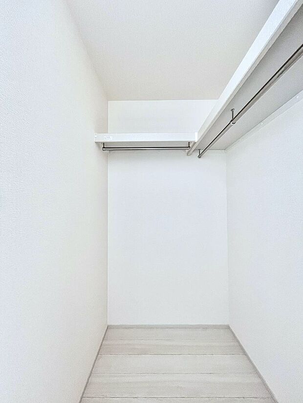 ウォークインクローゼット付きで生活空間を広く利用できます。