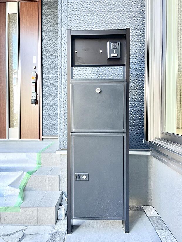 表札・インターホン・ポスト・宅配BOXをひとつに集約。エントランスになじむシンプルデザイン。