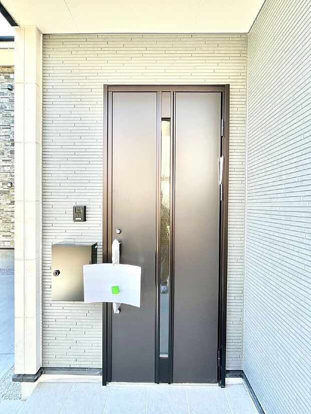 大切な家族、来客を出迎える玄関。