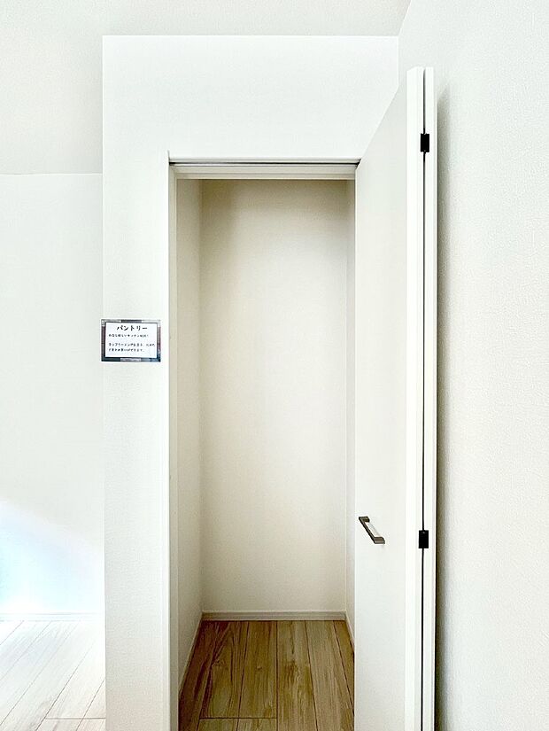 キッチンにはパントリー！食材のストックはもちろん、日用品の収納など使い方はいろいろ！