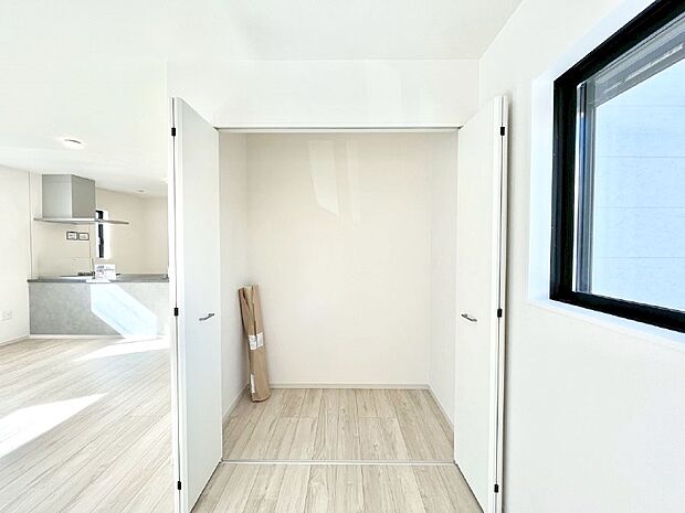 リビング収納。ここに収納があると物が集まるLDKがスッキリ片付きそうですね。  