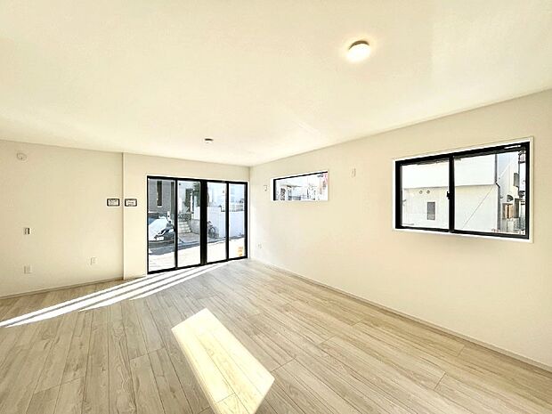 大きな窓からたっぷりの陽光と風を感じられるリビング