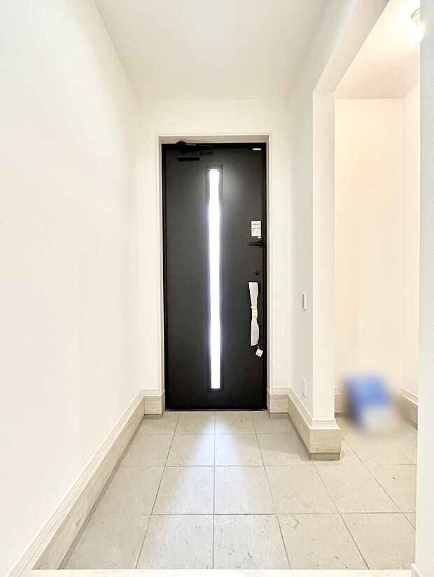 ガラススリットの入った玄関ドアが室内に光を届けてくれます