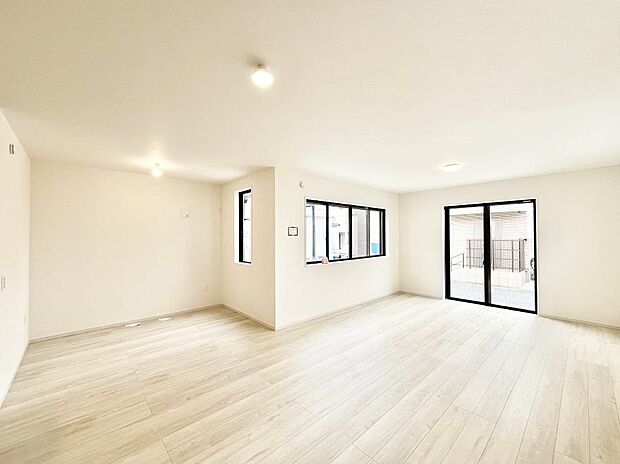 大きな窓からたっぷりの陽光と風を感じられるリビング