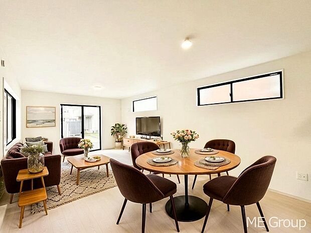 ご家族の賑やかな話し声で包まれる明るいリビング  ※家具はCGです