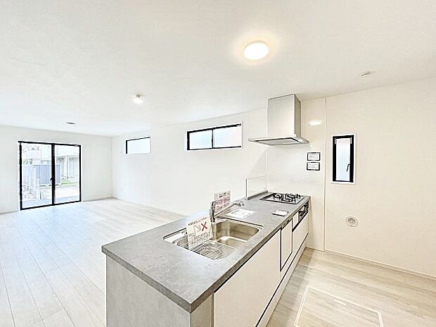 カウンター越しに楽しいおしゃべり。いつものお料理がもっと美味しくなりそうですね。