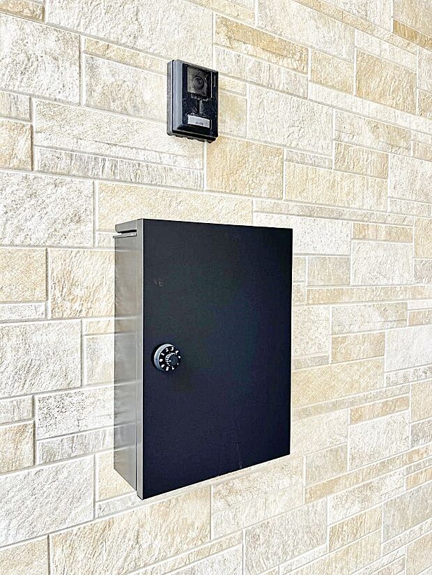 シンプルなデザインのポスト