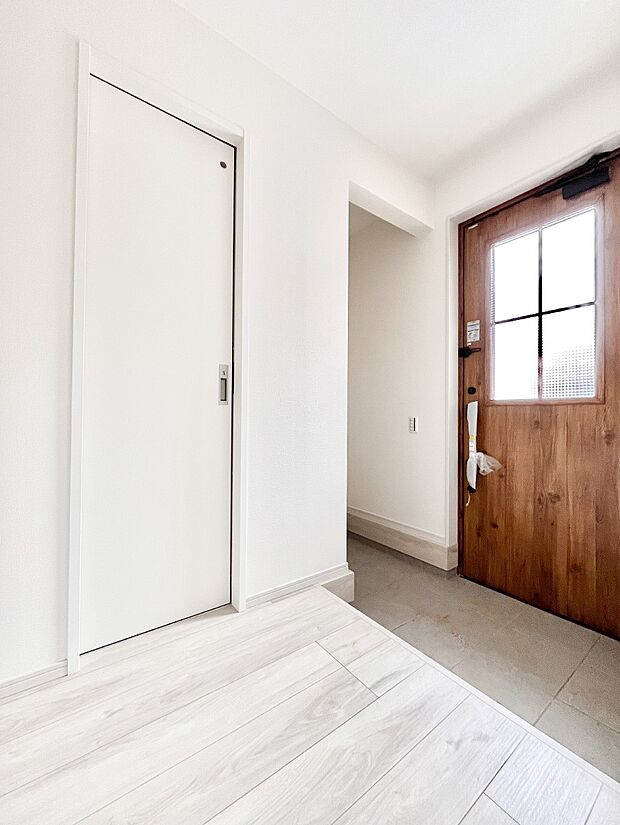 明るい玄関はお客様をお出迎えするのにぴったりです！ 