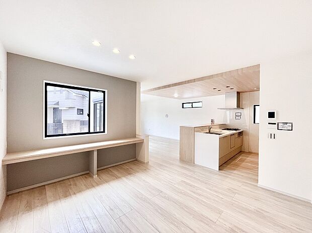 明るい陽光が注ぎ、寛ぎの雰囲気に満たされるダイニング。   