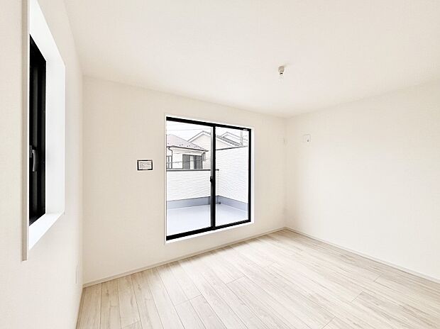 バルコニーが開放感をプラスしてくれる洋室  