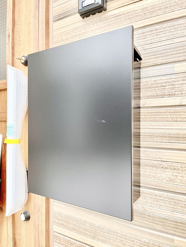 シンプルデザインのポスト。