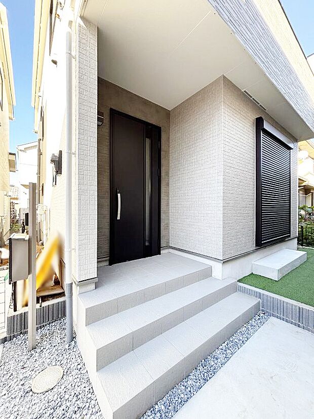 大切な家族、来客を出迎える玄関。