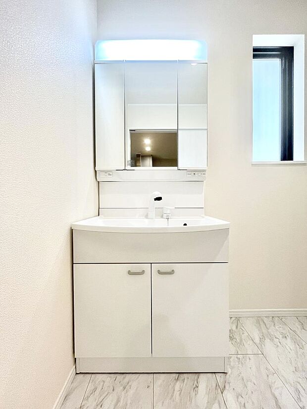 大きく見やすい三面鏡で清潔感ある洗面台は、身だしなみチェックや肌のお手入れにおすすめです。 