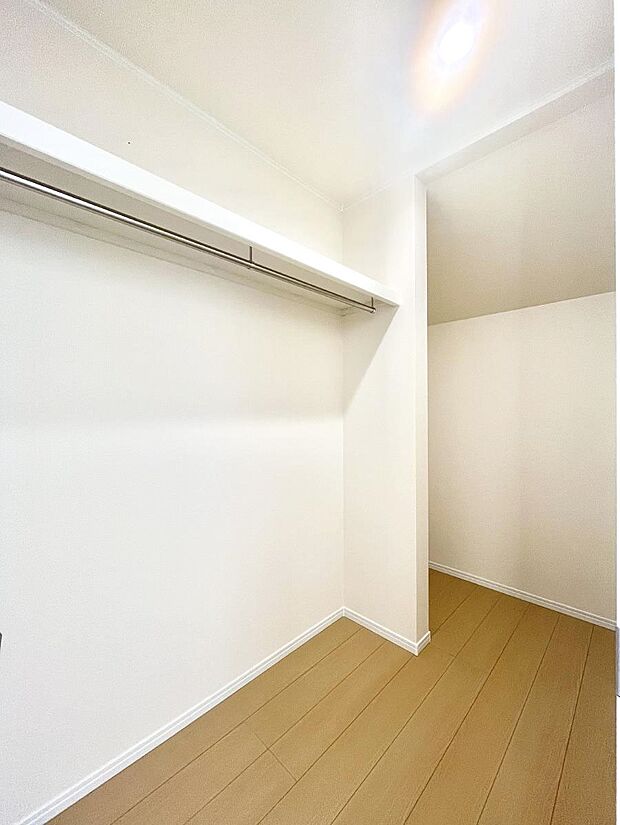 家族みんなの共有物を収納するのに便利なファミリークローゼット  