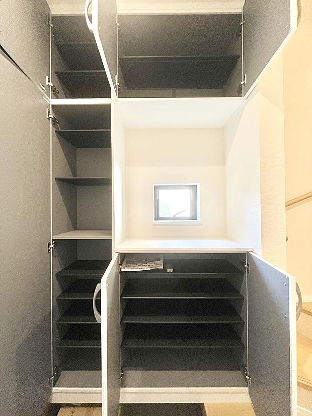 たっぷり収納できるシューズボックスで家族全員の靴も、玄関すっきり。  