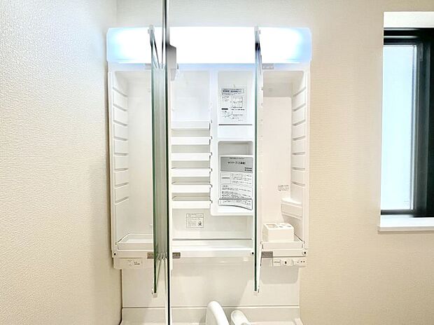 三面鏡の裏に、化粧品や衛生用品などを収納可能。洗面台をすっきりと保ちます！