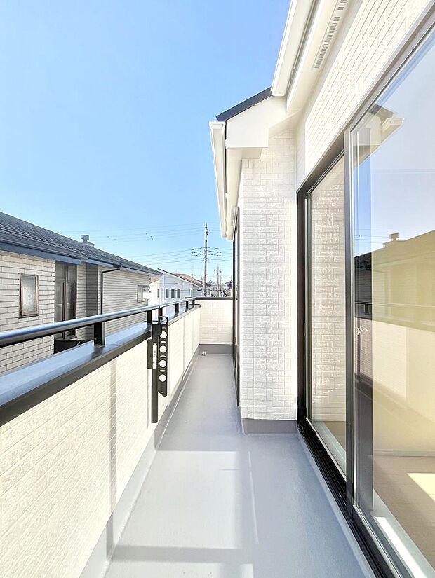 暖かな陽光が降り注ぐバルコニーはお洗濯におすすめ。爽やかな風も心地よいです。 