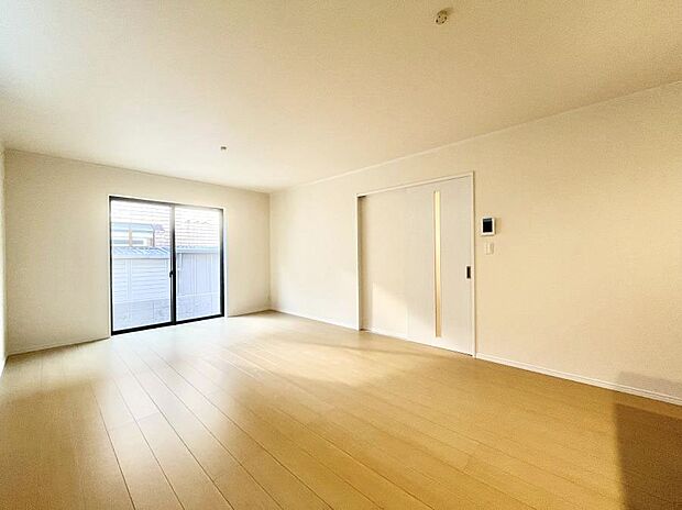 大きな窓からたっぷりの陽光と風を感じられるリビング