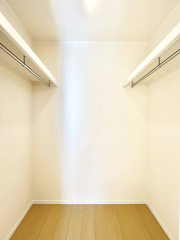 ウォークインクローゼット付きで生活空間を広く利用できます。