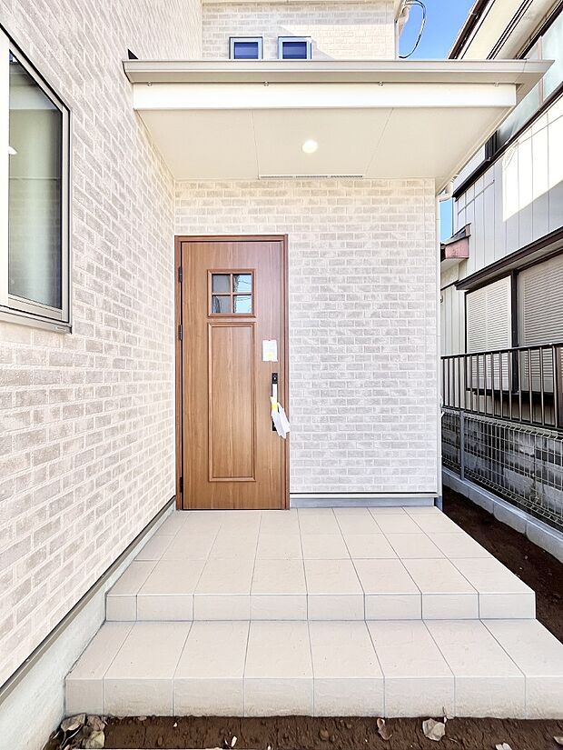 玄関前は雨が降っても濡れにくい屋根付き