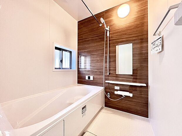 一日の疲れを癒してくれる明るい清潔感のあるバスルーム