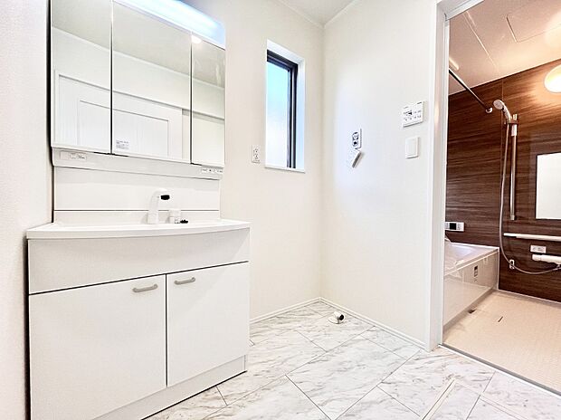 清潔感ある洗面化粧室で朝の身支度も快適