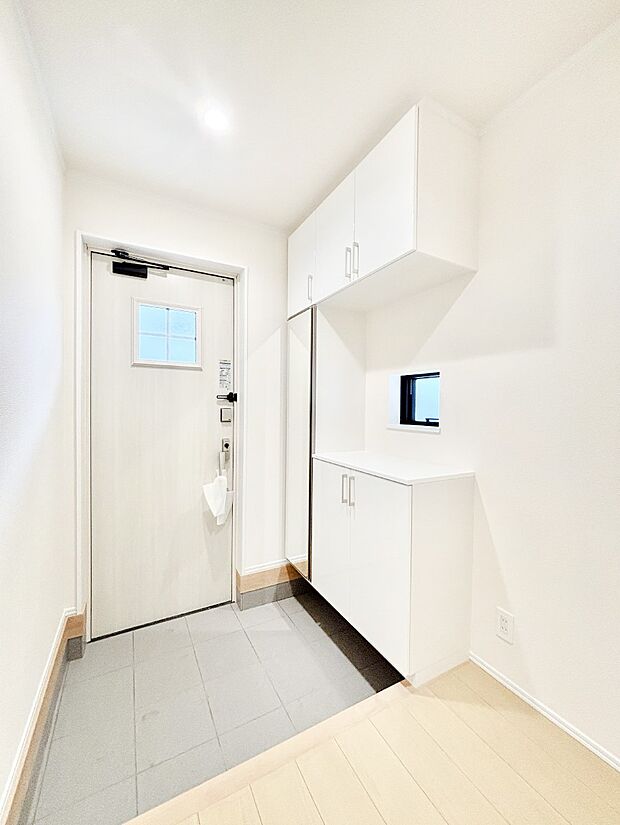 明るい陽光が入り込む玄関。ご家族の靴もスッキリ収納できる玄関収納付き。