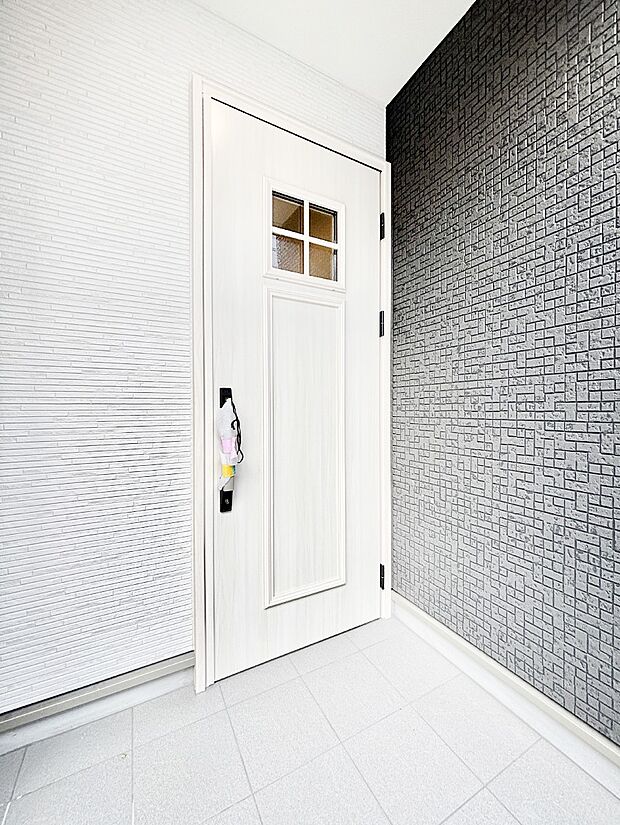 玄関前は屋根付きで雨が降っていても濡れにくいです