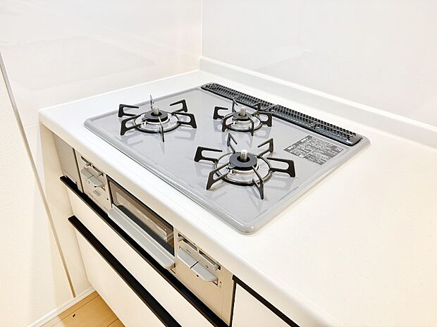 ガスコンロはSiセンサー搭載。火力調節や焦げ付き・消し忘れも防いでくれます。