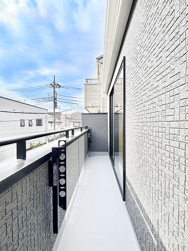 暖かな陽光が降り注ぐバルコニーはお洗濯におすすめ。爽やかな風も心地よいです。