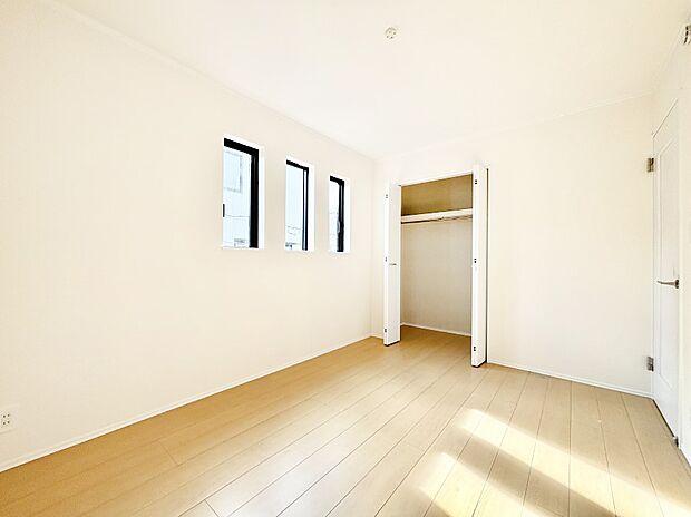 やさしい光がさしこむ居室はしっかり収納付き