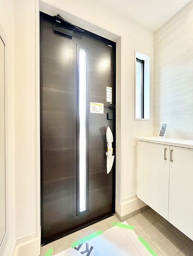 ガラススリットの入った玄関ドアが室内に光を届けてくれます　